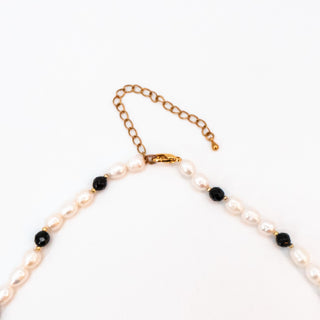 Vintage 17 to 20-Inch Cultured White 8.5mm Pearl & Onyx Necklace With GP Clasp