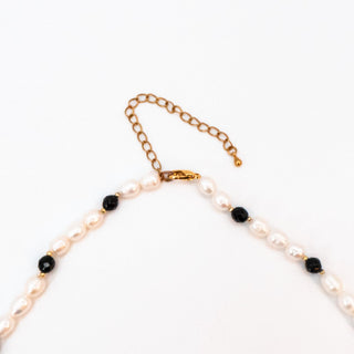 Vintage 17 to 20-Inch Cultured White 8.5mm Pearl & Onyx Necklace With GP Clasp