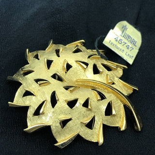 Vintage 1950s Crown Trifari Gold Tone Textured Leaf Brooch With Original Tag