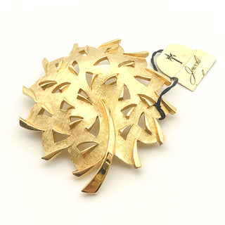 Vintage 1950s Crown Trifari Gold Tone Textured Leaf Brooch With Original Tag
